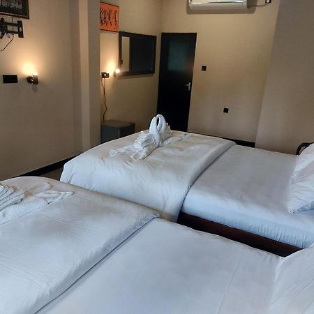 Edwin'S Airport Garden Bed and Breakfast Negombo Buitenkant foto